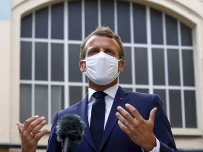 Министр здравоохранения Франции сделал прививку от коронавируса коллеге