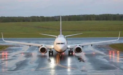 Літак Київ-Батумі здійснив вимушену посадку