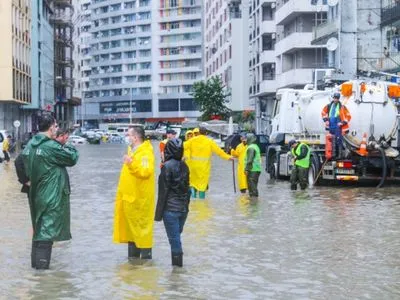 Большая вода накрыла Грузию. В Батуми дожди затопили улицы и здание ковидной больницы