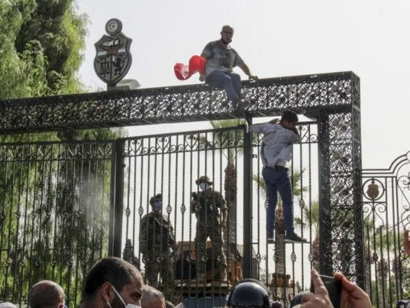 Единственная успешная демократия после "Арабской весны" исчезает на глазах: что известно о протестах в Тунисе