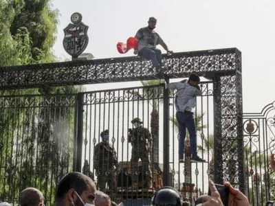 Єдина успішна демократія після "Арабської весни" зникає на очах: що відомо про протести у Тунісі