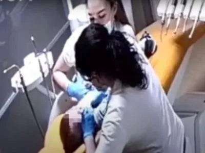 Стоматологу из Ровно, которая била детей, аннулировали лицензию