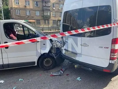 Потерял сознание и устроил ДТП: в Киеве столкнулись два микроавтобуса