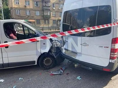 Потерял сознание и устроил ДТП: в Киеве столкнулись два микроавтобуса