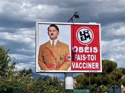 Французский художник изобразил Макрона в образе Гитлера из-за призыва к обязательной вакцинации