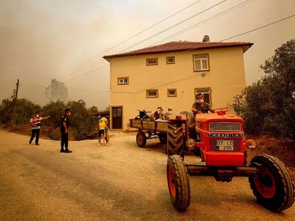 В Анталии вспыхнули масштабные лесные пожары. Людей эвакуируют