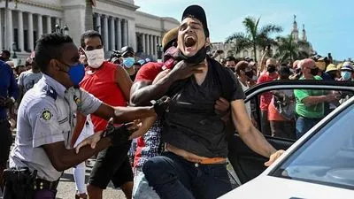 ЄС закликає Кубу звільнити "довільно затриманих" мітингувальників