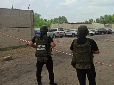 Ймовірно вибухівка: у Луганській області під авто співробітника СБУ виявили "сумку із різнокольоровими дротами"
