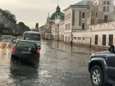 Сильный ливень в Черновцах: повалены деревья и подтоплены улицы