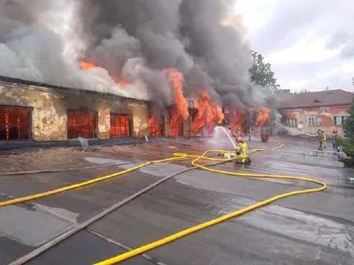 Масштабна пожежа в Ужгороді: кілька годин горять склади механічного заводу