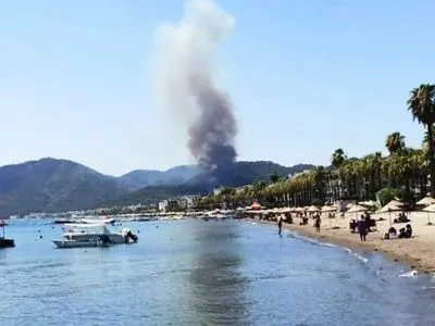 В турецком Мармарисе из-за лесного пожара эвакуируют отели