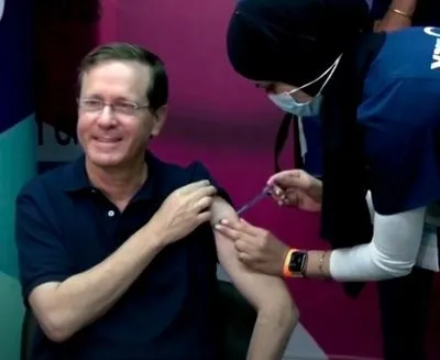 Президент Израиля одним из первых получил третью инъекцию вакцины Pfizer