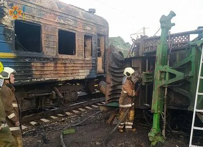 Задержка движения поездов "Укрзализныци": опубликованы последствия столкновения поезда и грузовика, перевозившего комбайн