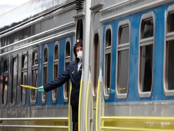"Укрзализныця" предупредила о задержке некоторых поездов из-за столкновения трейлера и поезда