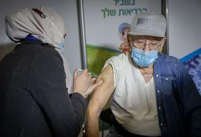 Власти Израиля начали вакцинацию третьей дозой Pfizer