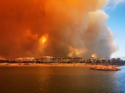 Середземноморські країни страждають від лісових пожеж і рекордної спеки