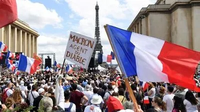 По всей Франции начались протесты против санитарных пропусков и обязательной вакцинации