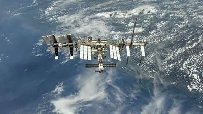 При відкритті люка в модулі на МКС вилетів болт