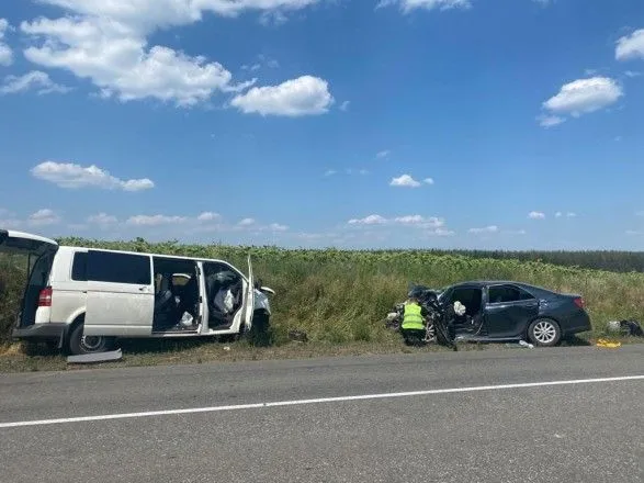 В Луганской области столкнулись Toyota и микроавтобус Volkswagen, 9 человек пострадали