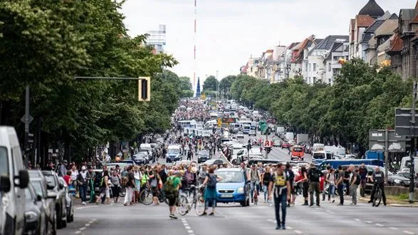 v-berlini-prokhodit-bagatolyudna-aktsiya-protestu-proti-koronavirusnikh-obmezhen-politsiya-zastosuvala-vodometi