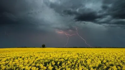 Штормове попередження оголосили в Україні: де очікувати дощу та граду, а де - пожежну небезпеку