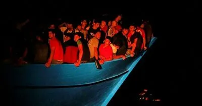 Рятувальники дістали 394 мігранта з переповненого човна біля берегів Тунісу