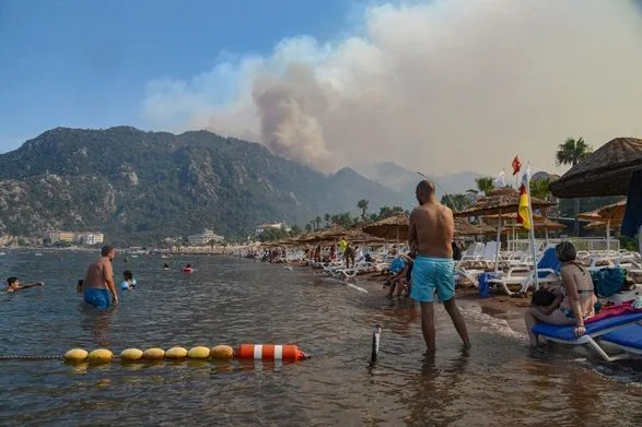 Туреччина: іноземних туристів евакуюють з пляжів через загрозу лісових пожеж на курортах