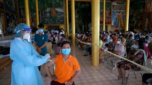 Камбоджа буде змішувати вакцини в якості бустерних доз для боротьби з COVID-19