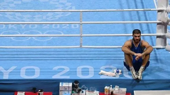 Олимпиада-2020: французский боксер после поражения устроил акцию протеста на ринге