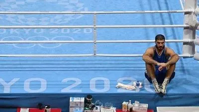 Олімпіада-2020: французький боксер після поразки влаштував акцію протесту на рингу