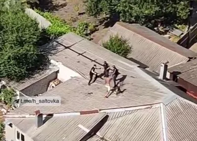 В Харькове мужчина устроил драку с полицейскими на крыше дома: двух правоохранителей травмировано
