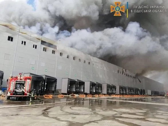 Масштабна пожежа спалахнула на складах під Одесою: з вогнем борються 70 рятувальників
