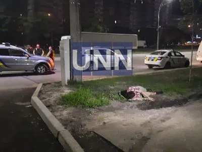 Объяснить свои действия не смог: в Киеве пьяный мужчина посреди ночи бросался на авто и побил стекло троллейбуса