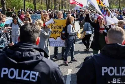 У Берліні затримали близько 600 осіб під час мітингів через COVID-19