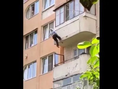 Зацепилась за веревки для белья и спаслась: в Тернопольской области бабушка выпала с балкона