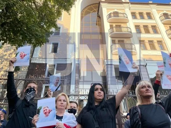 В Киеве более 100 человек собралось на акцию памяти Шишова у посольства Беларуси
