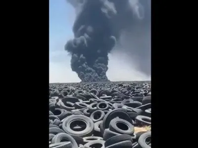 В Кувейте горит самая большая в мире свалка покрышек