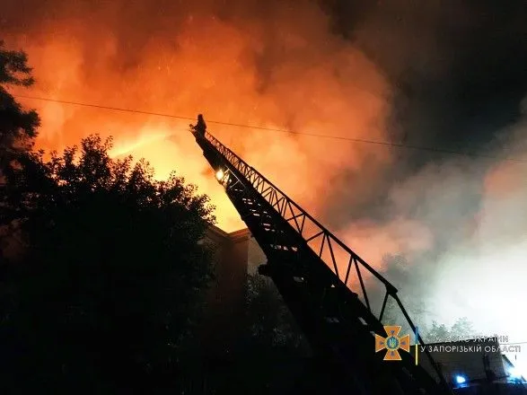 В Запорожье ночью горел жилой дом. К тушению привлекались 60 пожарных