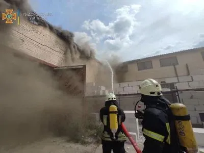 Масштабна пожежа у Києві: більше 80 рятувальників намагаються загасити склад на Оболоні