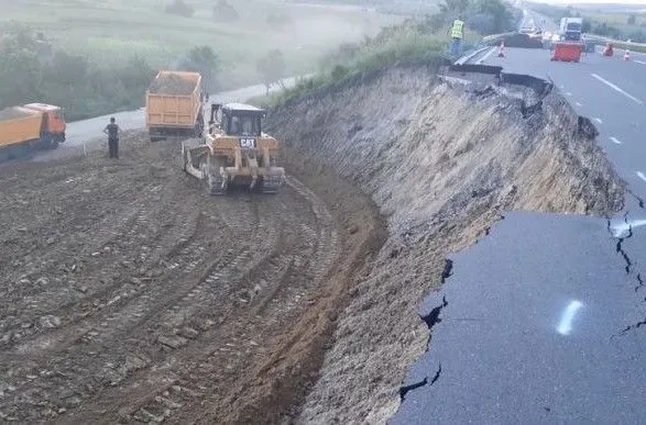 Ділянку дороги "Одеса-Київ", де стався зсув, нарешті відремонтували
