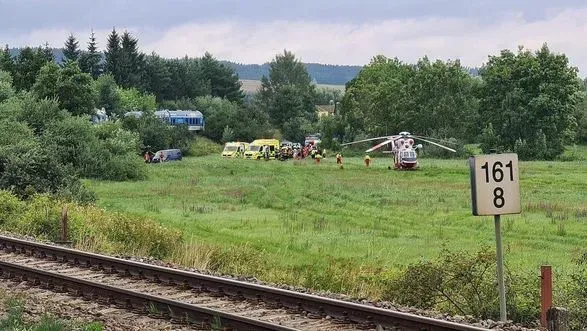 dvi-lyudini-zaginuli-i-sche-blizko-30-osib-otrimali-poranennya-v-rezultati-zitknennya-dvokh-potyagiv-v-chekhiyi