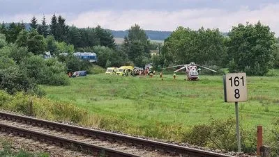 Дві людини загинули і ще близько 30 осіб отримали поранення в результаті зіткнення двох потягів в Чехії