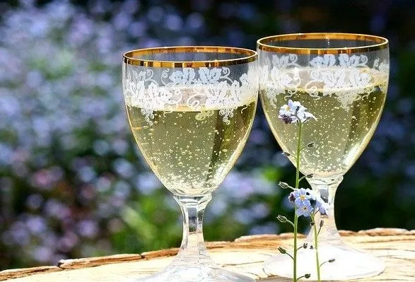 4 августа: сегодня День шампанского и одиноких работающих женщин