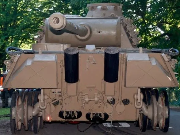 Суд у Німеччині засудив пенсіонера до умовного терміну за зберігання танка і гармати