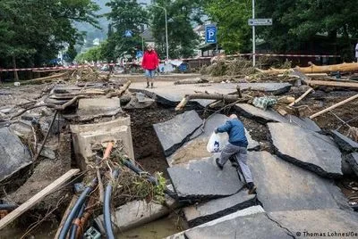 Наводнения в Германии: три недели ищут 16 без вести пропавших лиц