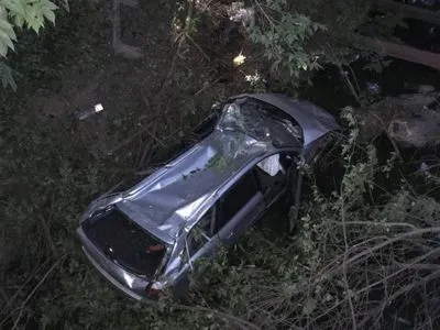 В Харькове автомобиль вылетел с моста: два человека травмированы