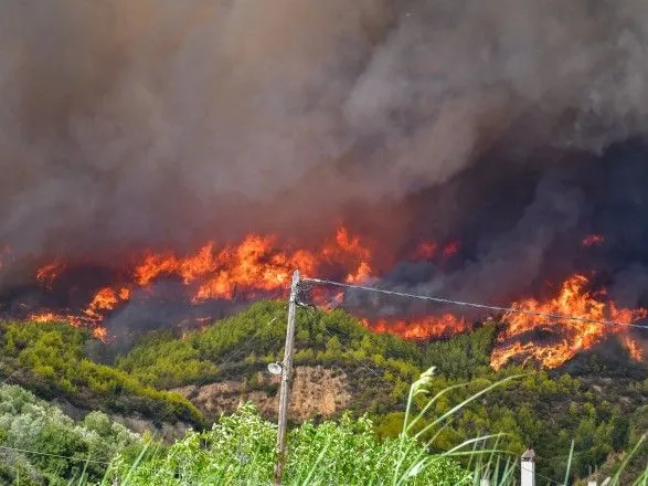 Лісові пожежі у Греції дісталися руїн античної Олімпії