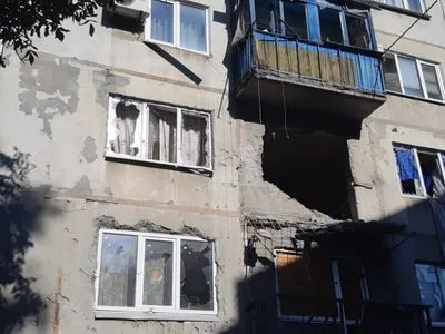 ООС: многоэтажка попала под вражеский обстрел, ранен гражданский