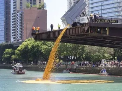 В Чикаго с моста в реку сбросили 70 тыс. резиновых уточек: зачем