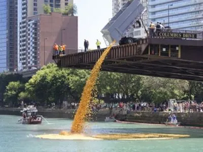 У Чикаго з мосту у річку скинули 70 тисяч гумових качечок: навіщо